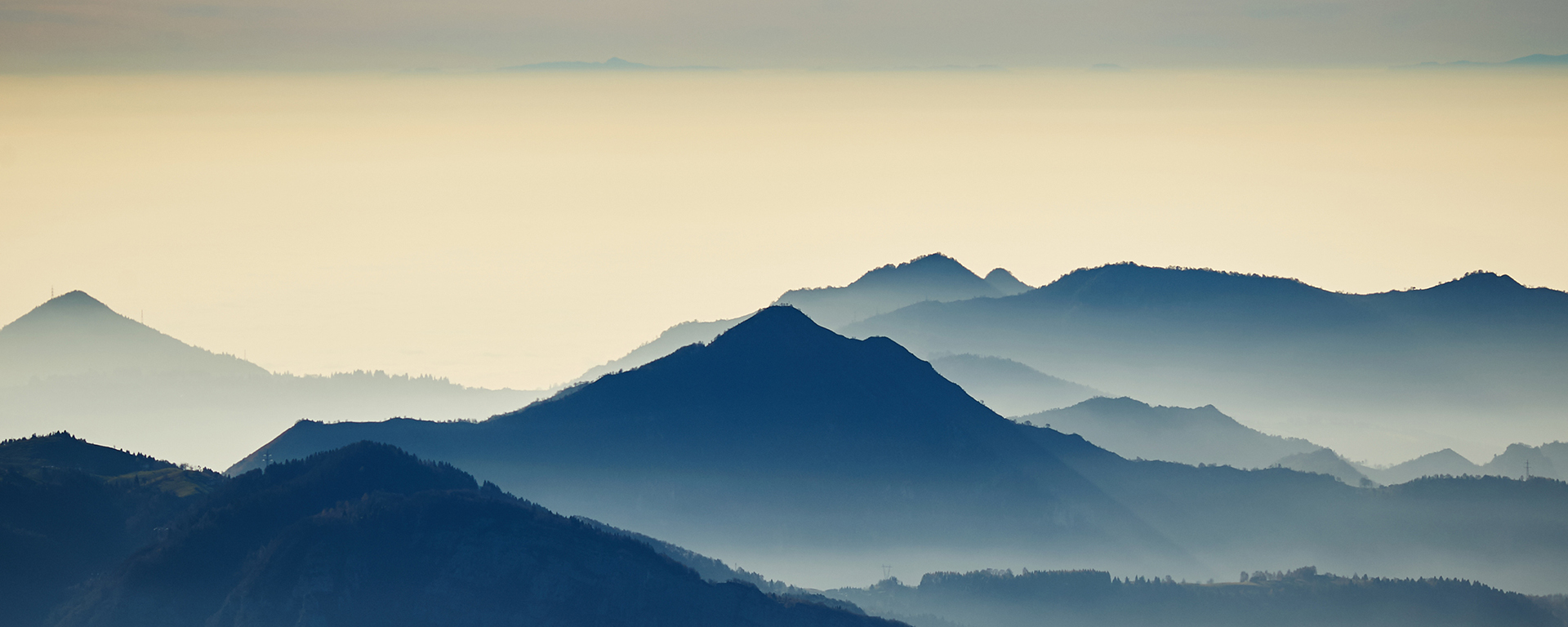 Berggipfel bei trübem Licht