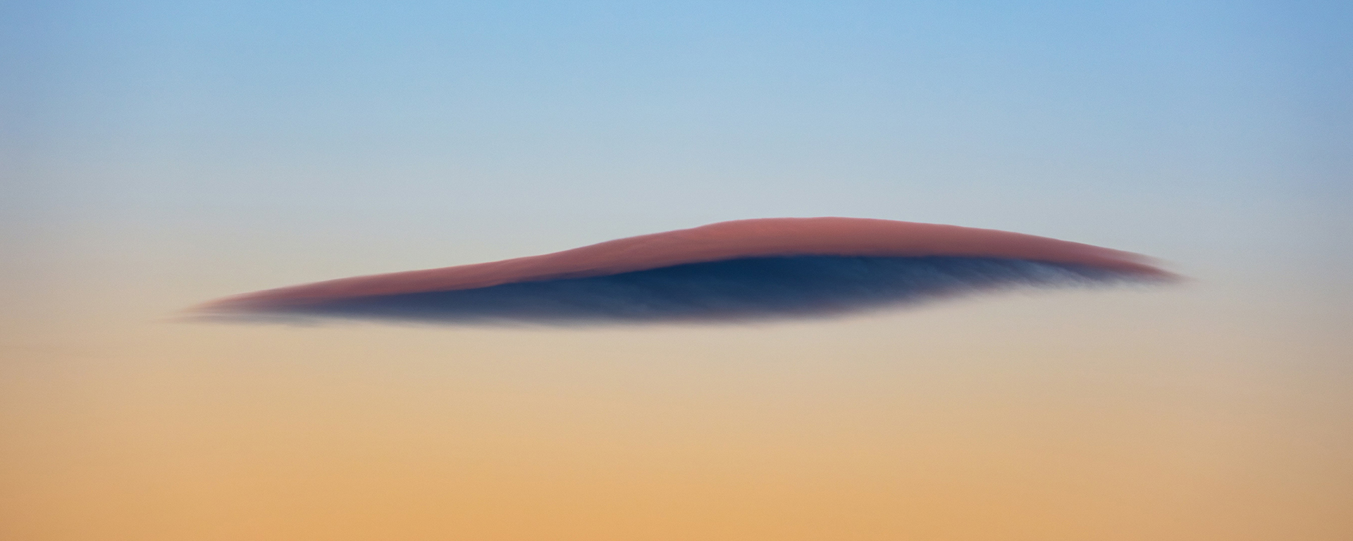 Einzelne Föhnwolke im Dämmerlicht 