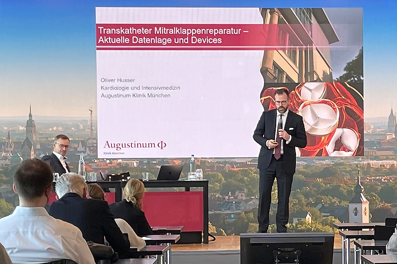 Dr. Husser hält einen Vortrag zum Thema "Transkatheter Mitralklappenreparatur"
