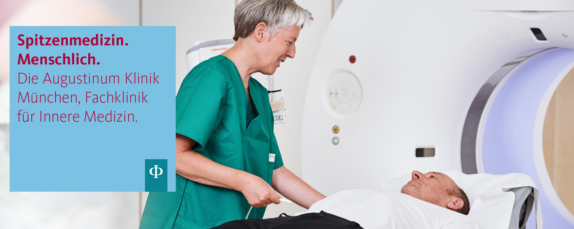 Pflegerin steht neben einem liegenden Patienten, der in einen Computertomographen geschoben wird