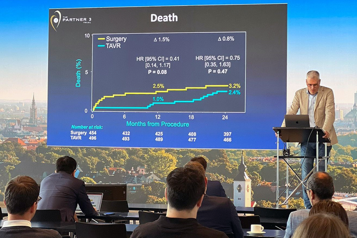 Prof. Dr. Möllmann präsentiert bei seinem Vortrag eine Grafik 