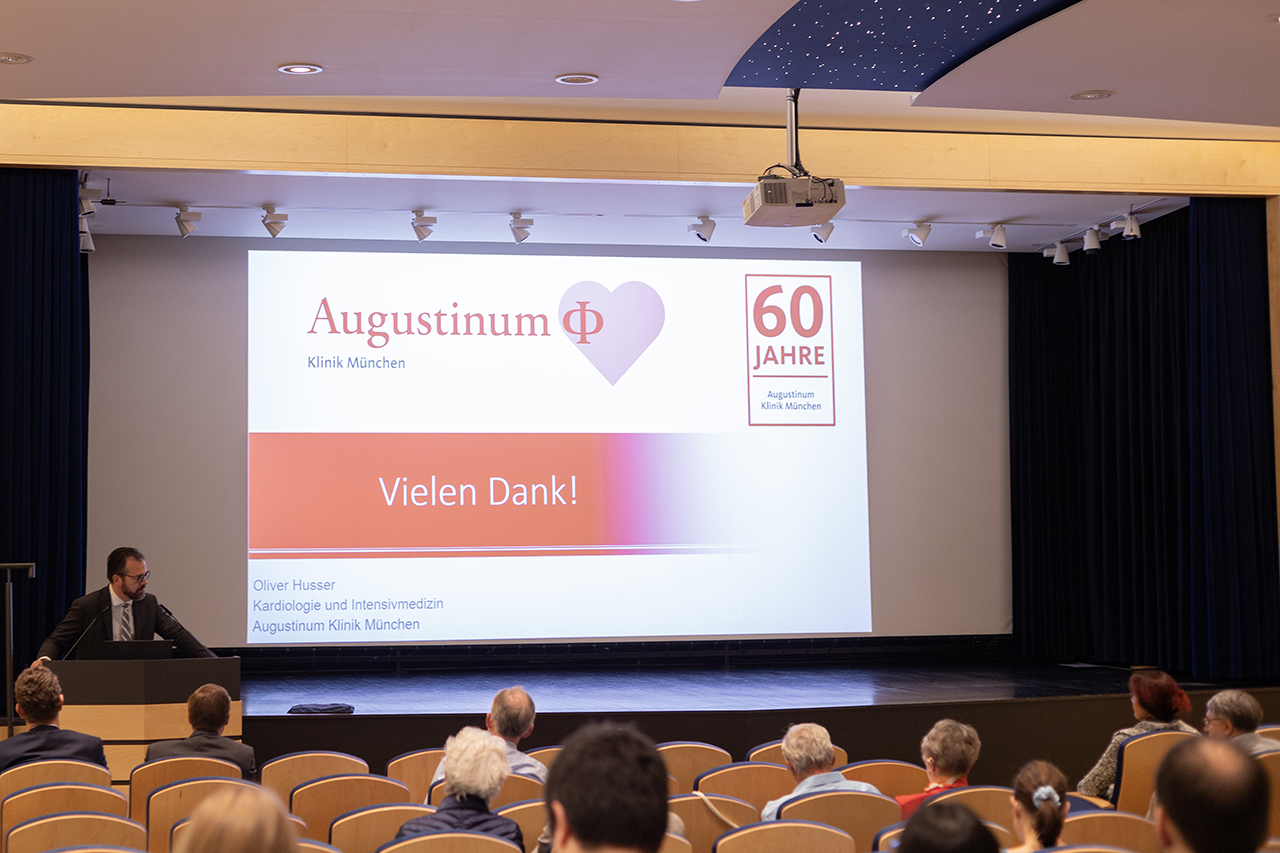 Ärztinnen und Ärzte bei einer Fortbildungsveranstaltung im Theatersaal des Augustinum 