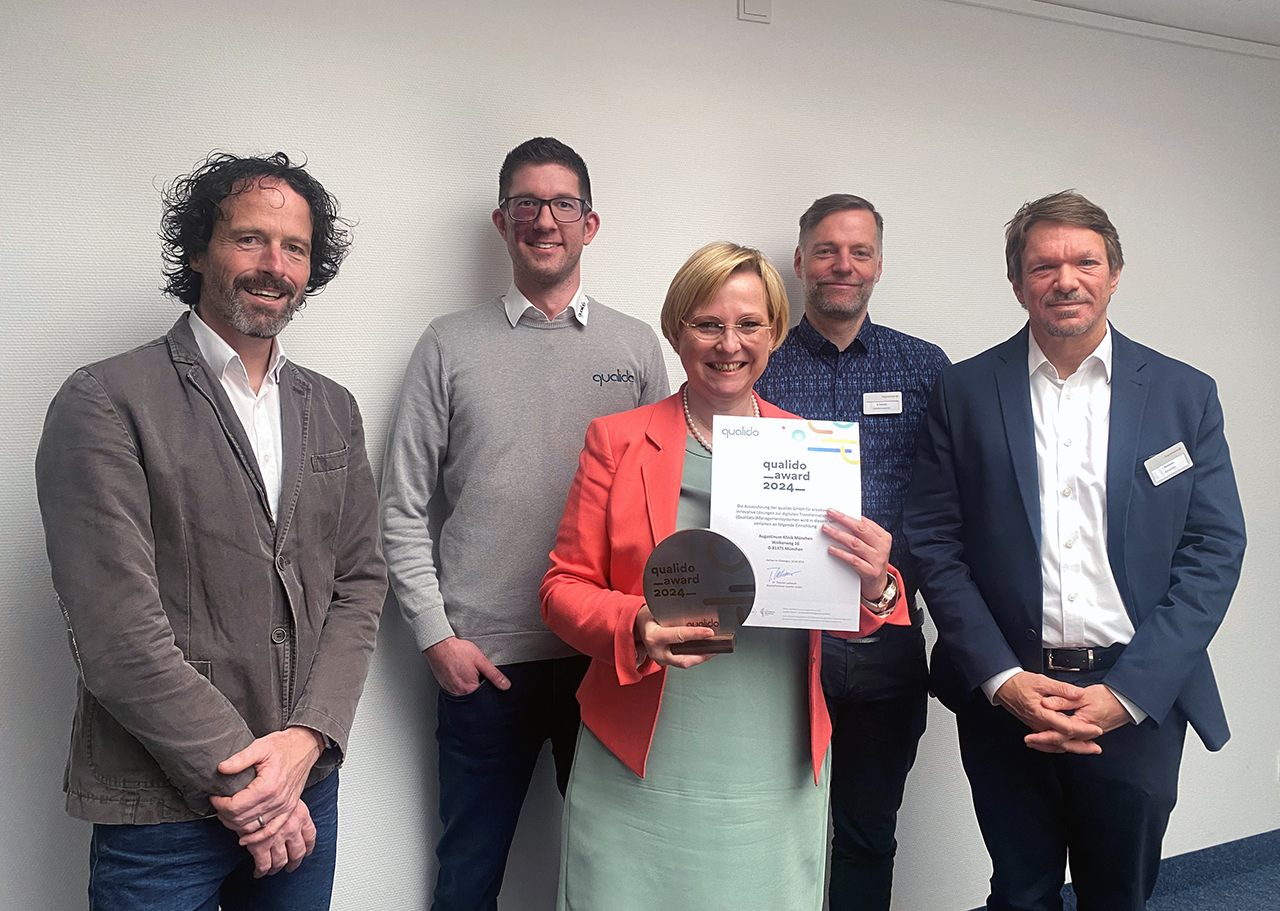 Die Qualitätsmanagementbeauftragte, der Klinikleiter und der Verwaltungsleiter des Augustinum sowie zwei Personen des Qualido-Teams bei der Auszeichnung mit dem Qualido-Award