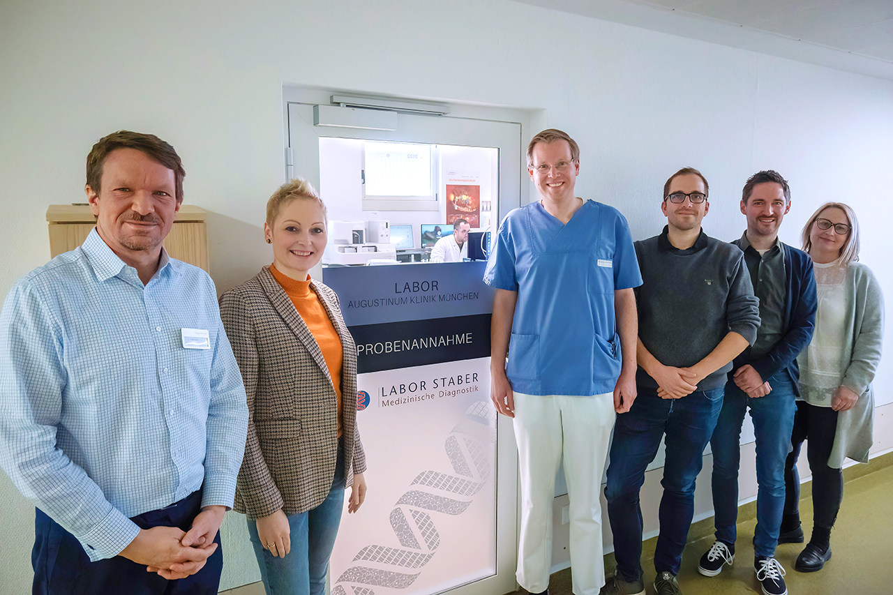 Mitarbeiter von Augustinum Klinik und Labor Staber vor der Eingangstür zum neuen Labor