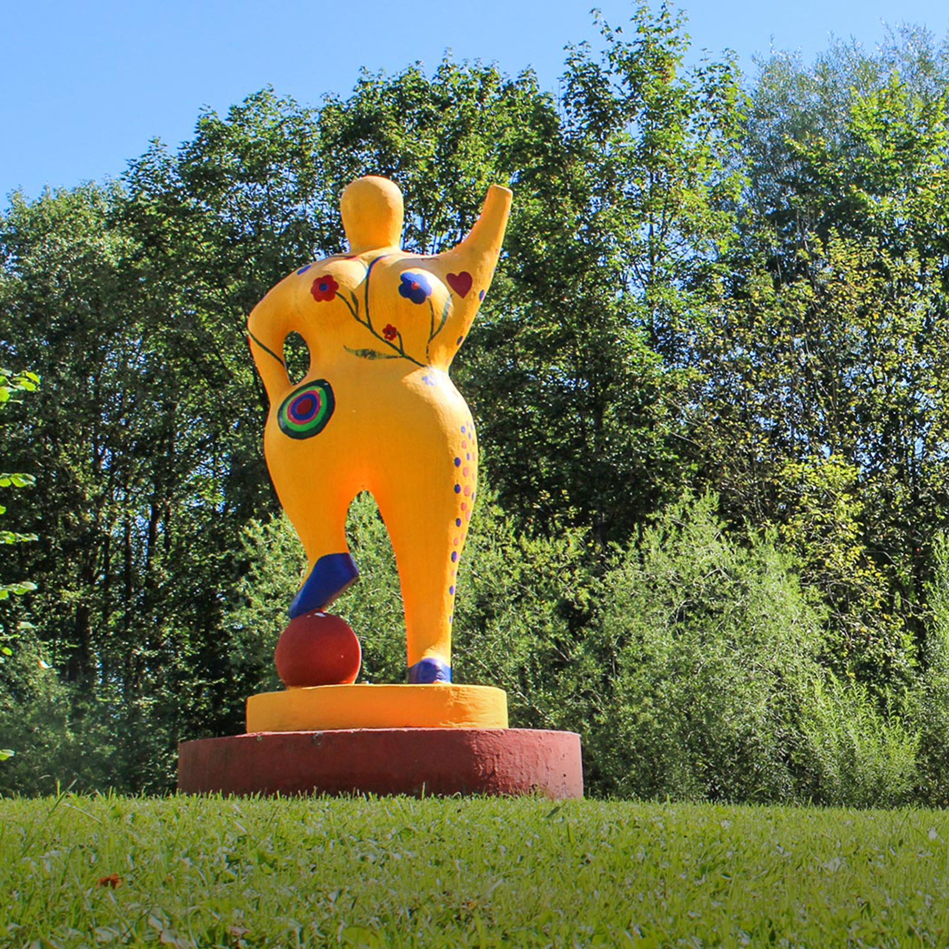 Eine Figur im Freien bei den Adipositas Wohngruppen des Augustinum