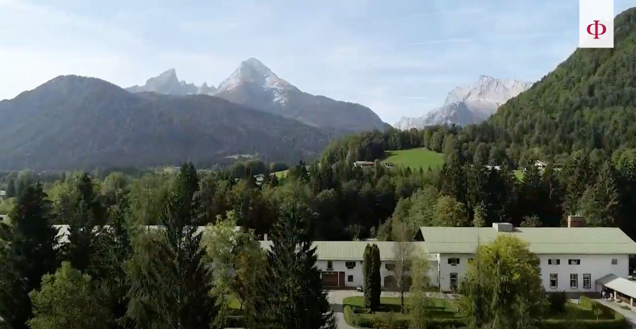 Blick auf ein Gebäude des Augustinum Berchtesgadener Land mit dem Watzmann im Hintergrund