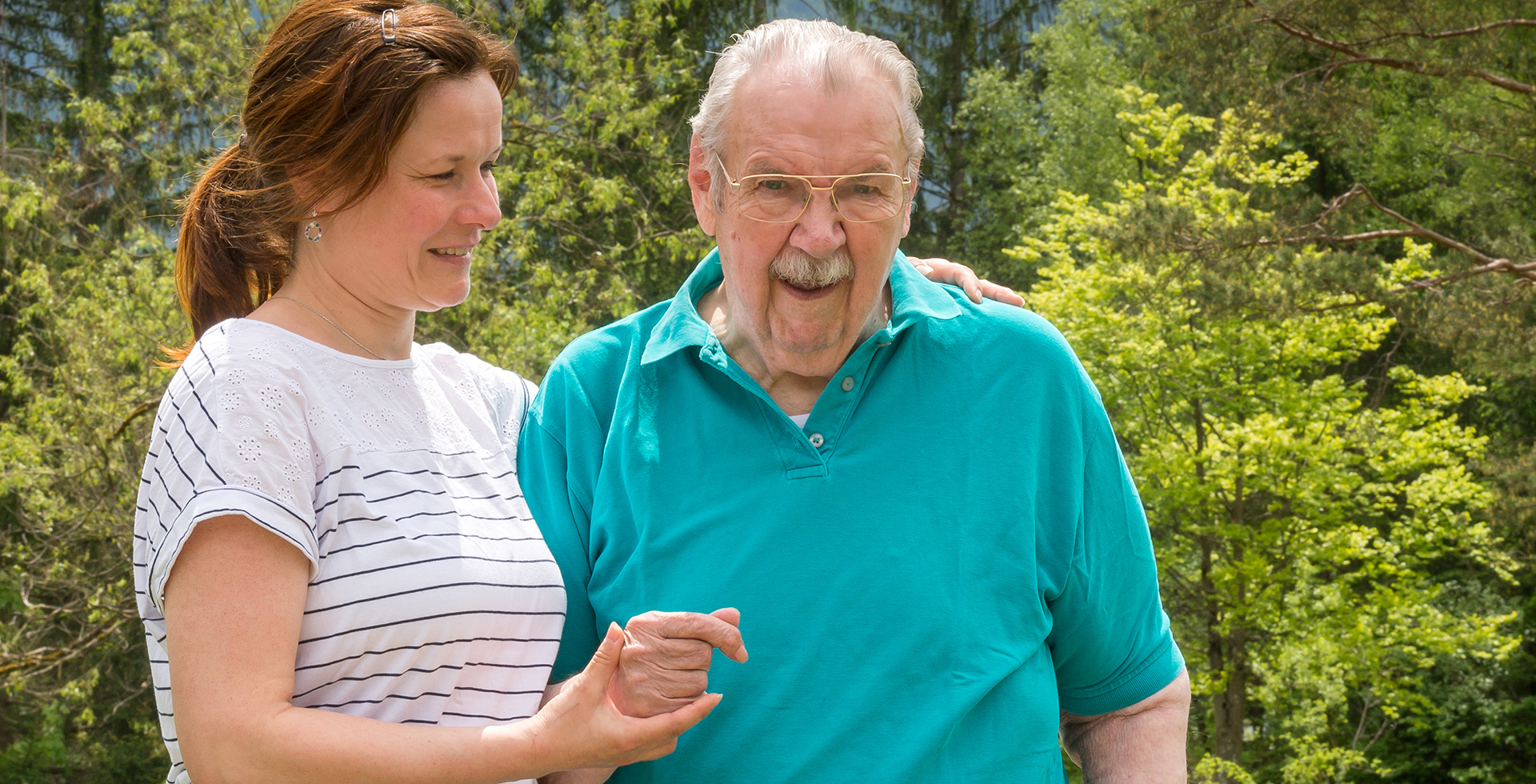 Eine Frau betreut einen Senior