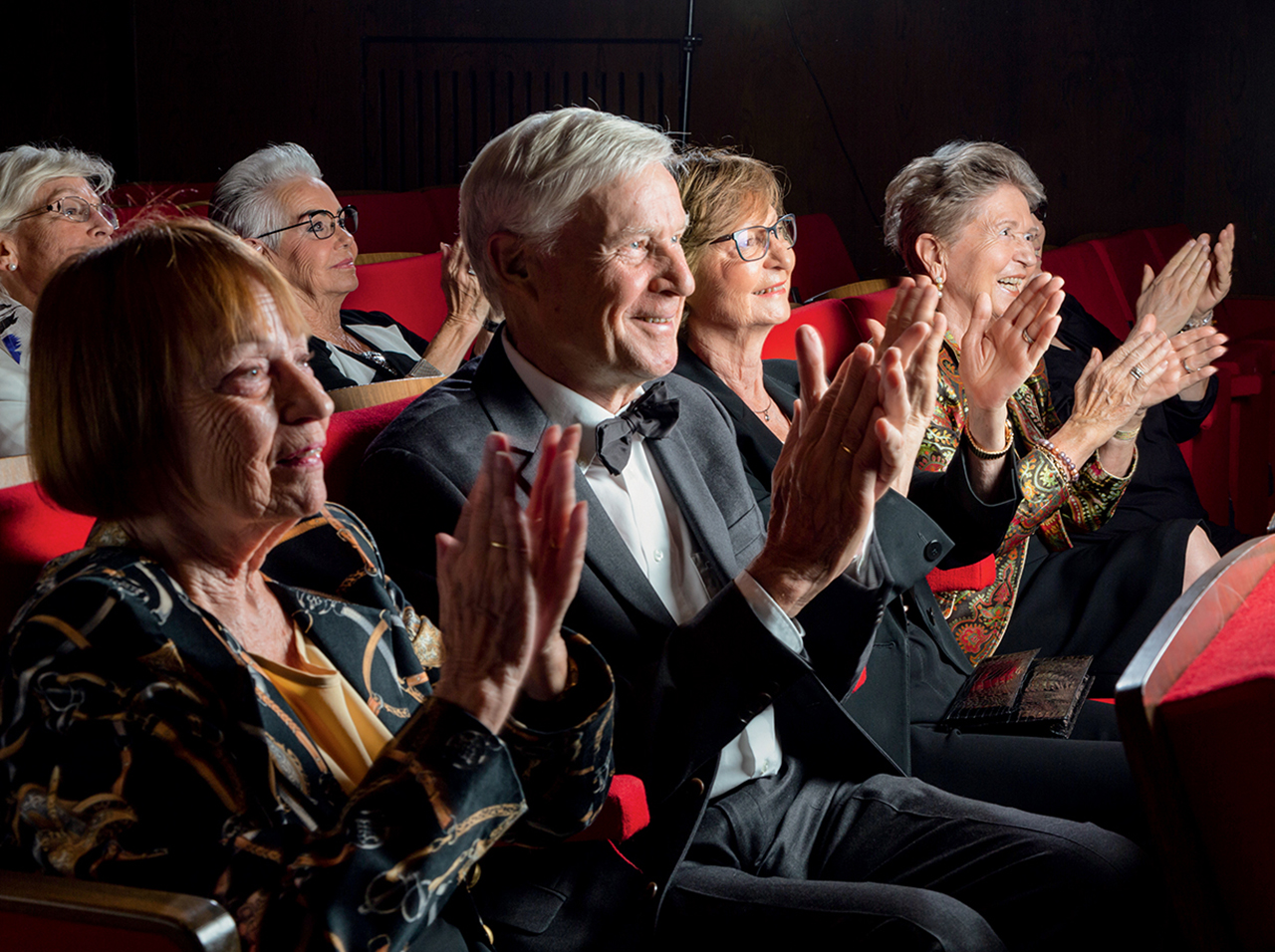 Senior*innen applaudieren in einem Theatersaal