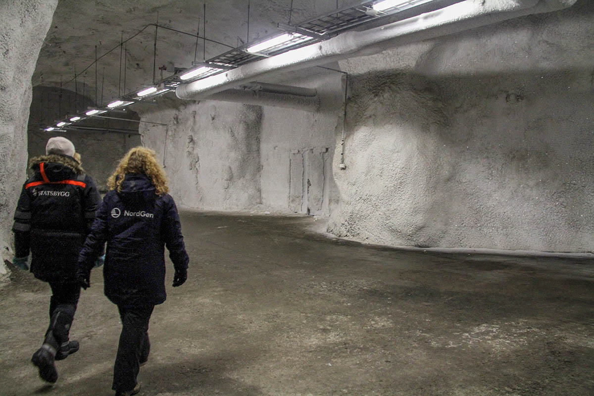 Mitarbeitende im Svalbard Global Seed Vault 