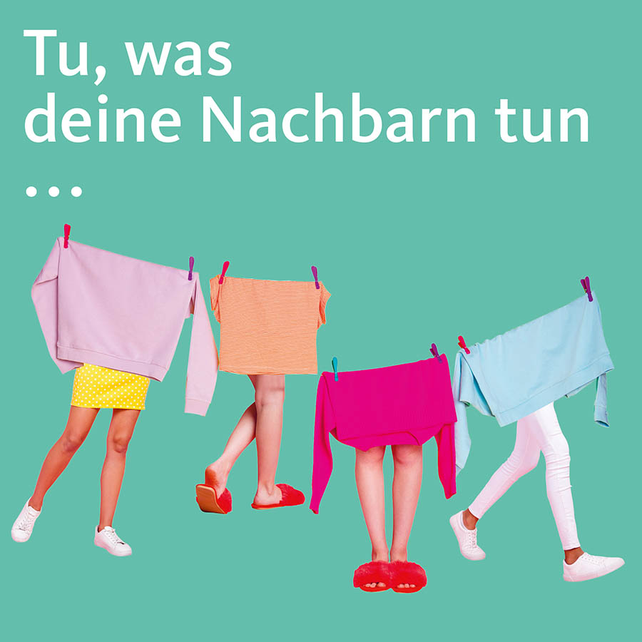 Beine mit aufgehängten Pullovern als Oberkörper; Text im Bild: Tu, was deine Nachbarn tun...