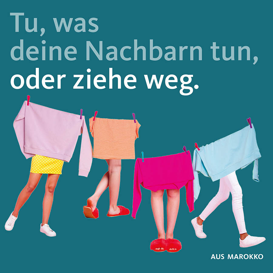 Beine mit aufgehängten Pullovern als Oberkörper; Text im Bild: Oder ziehe weg.