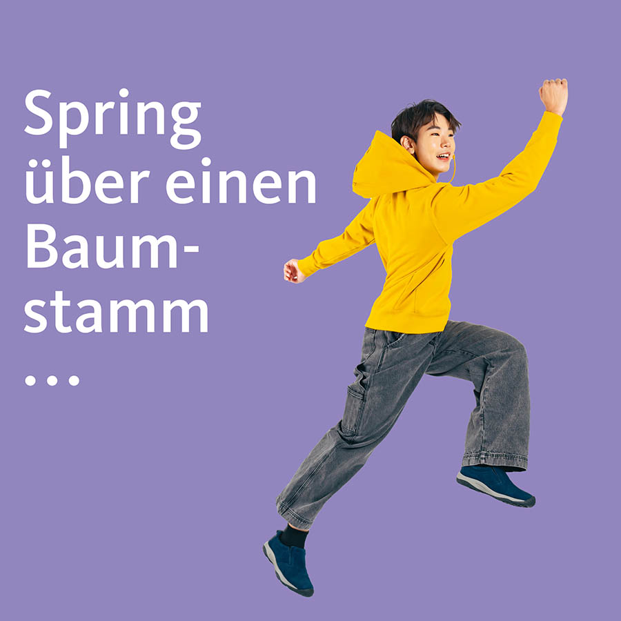 Hüpfende Jugendliche; Text im Bild: Spring über einen Baumstamm...