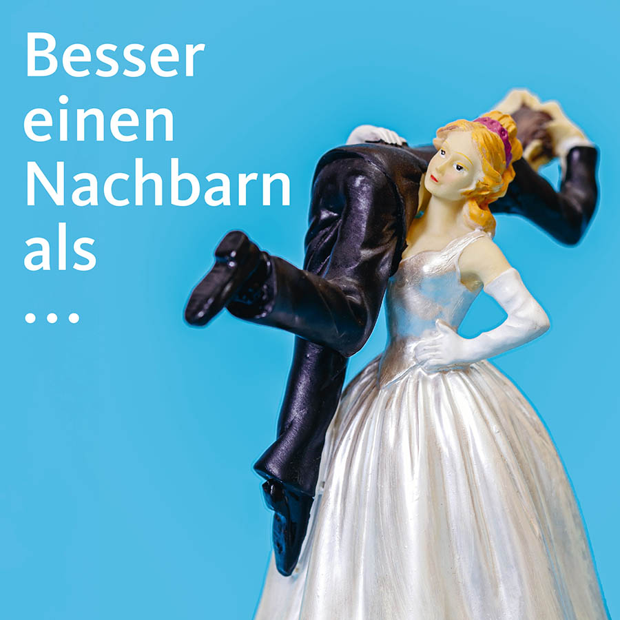 Braut legt Bräutigam über die Schulter; Text im Bild: Besser einen Nachbarn als ...