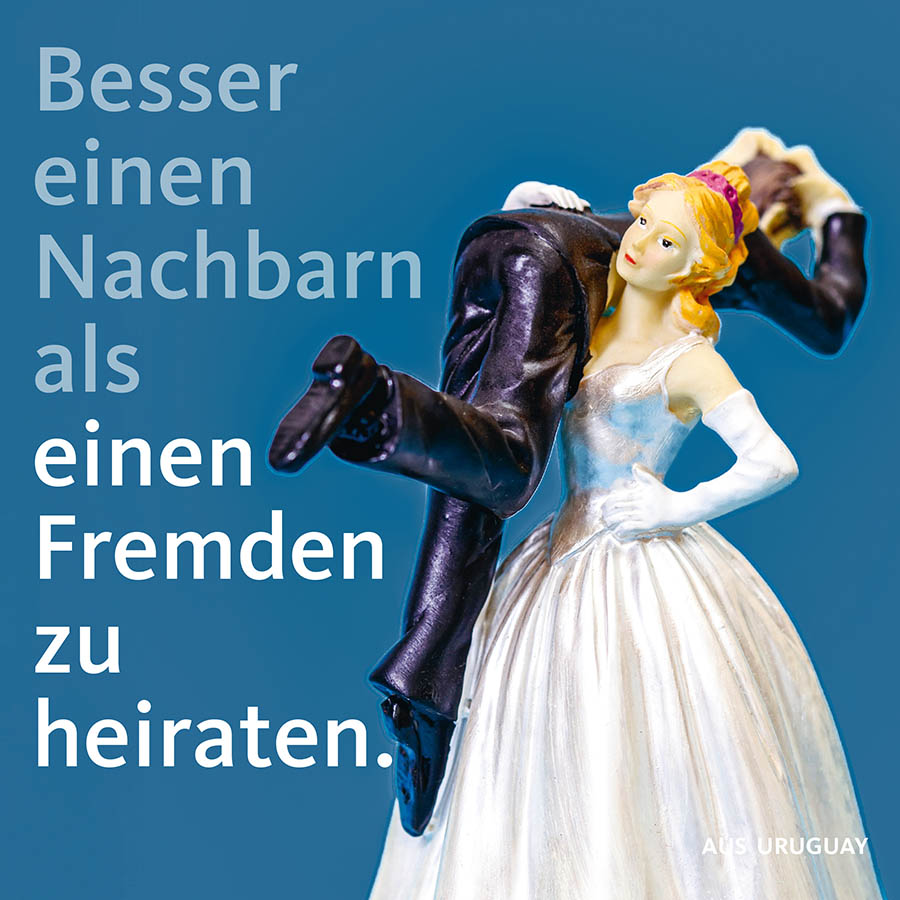 Braut legt Bräutigam über die Schulter; Text im Bild: einen Fremden heiraten.
