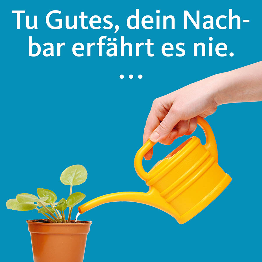 Hand mit gelber Gießkanne gießt Toppflanze; Text im Bild: Tu Gutes, dein Nachbar erfährt es nie. ...
