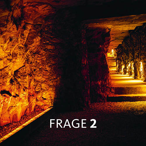 Dunkles Tunnelgewölbe mit der Aufschrift "Frage 2"