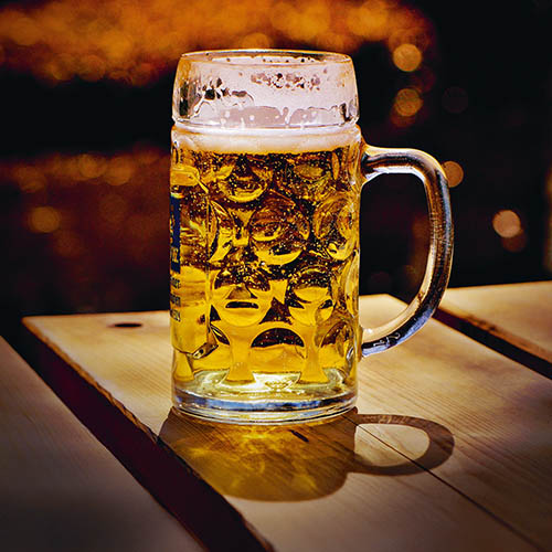 Mit Bier gefüllte Maß auf einem Tisch