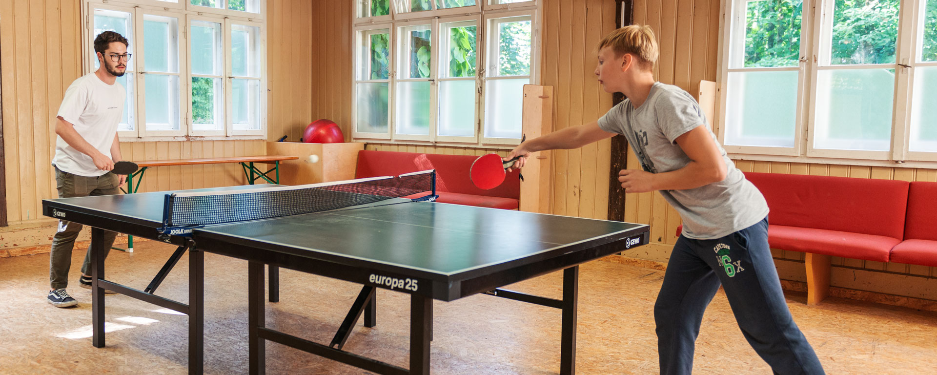 Tischtennisspielen im Gruppenraum der heilpädagogischen Tagesstätte