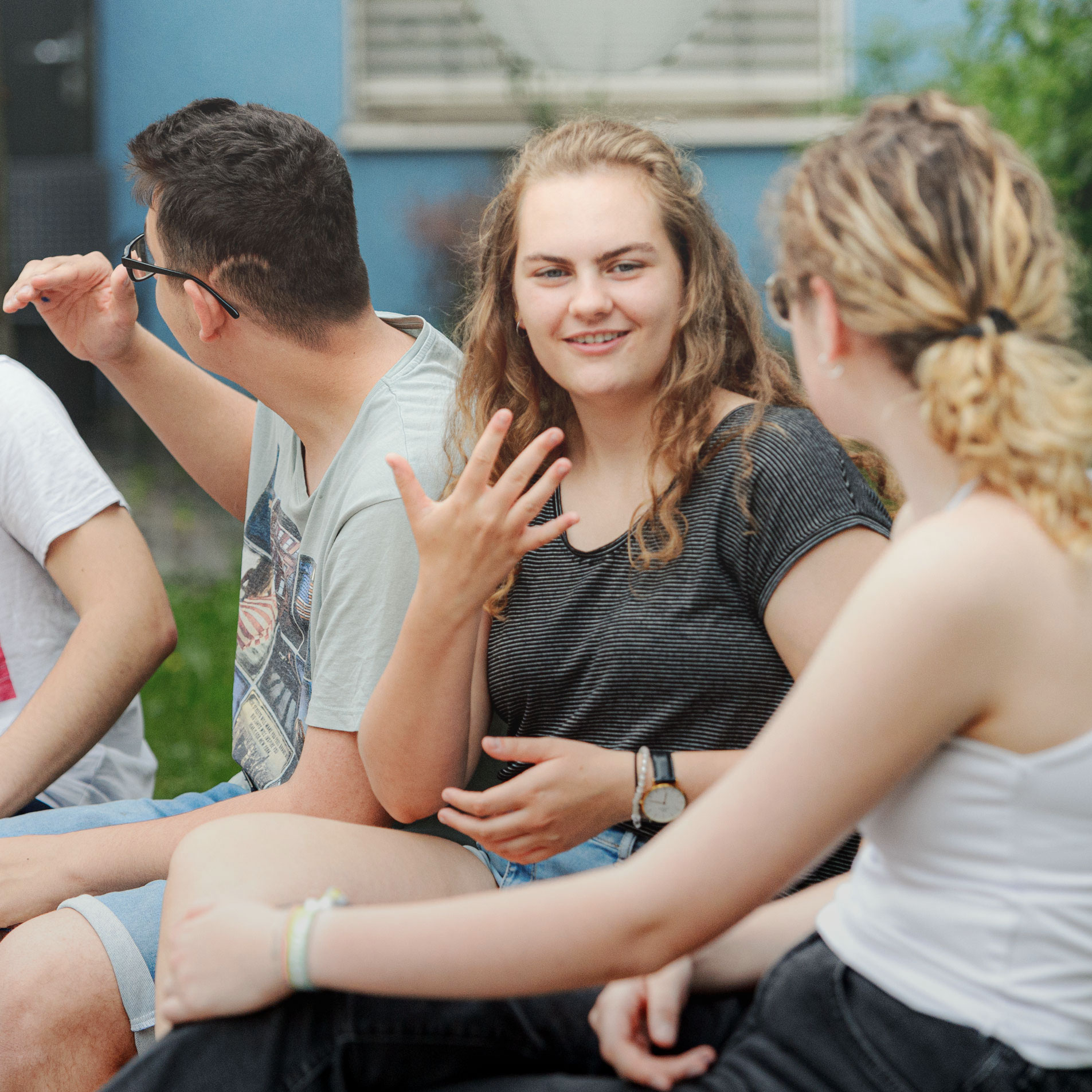 Jugendliche unterhalten sich 