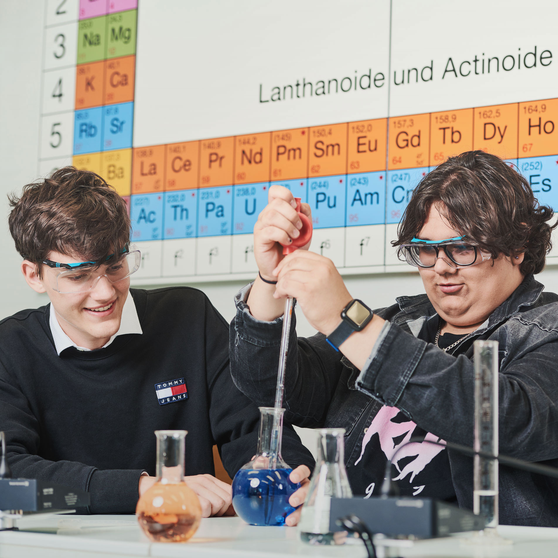 Zwei Schüler der Samuel-Heinicke-Fachoberschule im Chemie-Unterricht