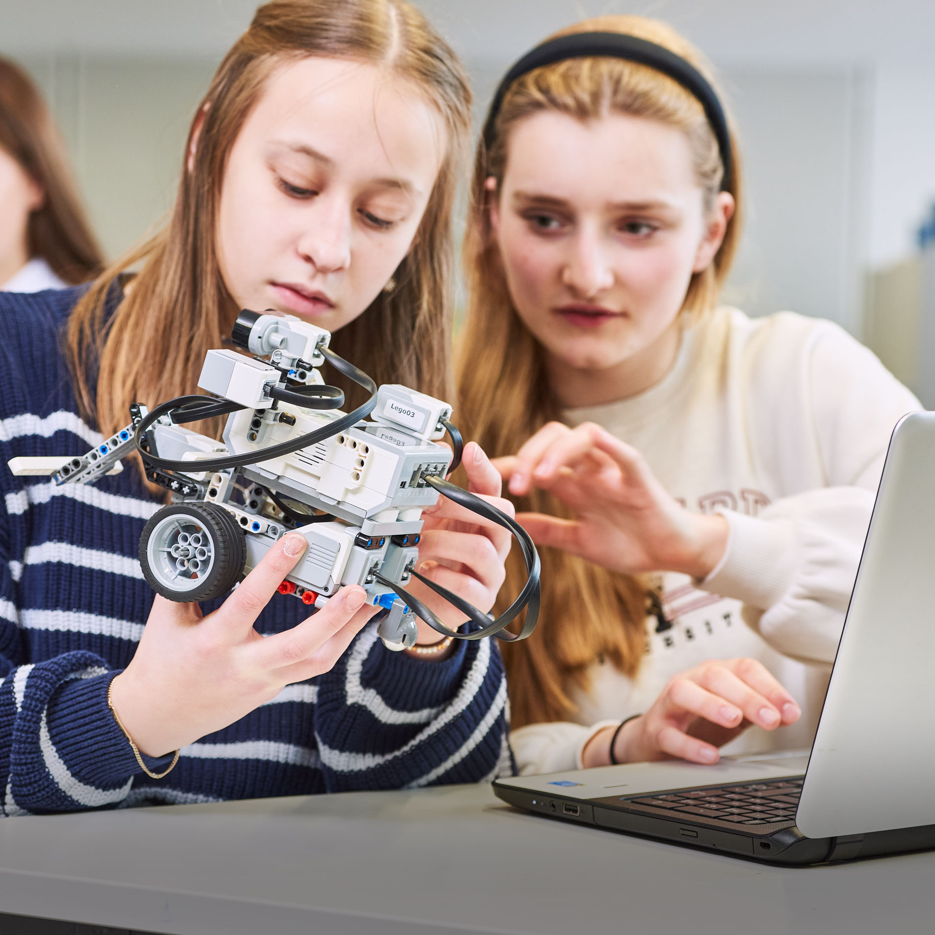 Zwei Schülerinnen der Samuel-Heinicke-Realschule bei einem Robotik-Kurs