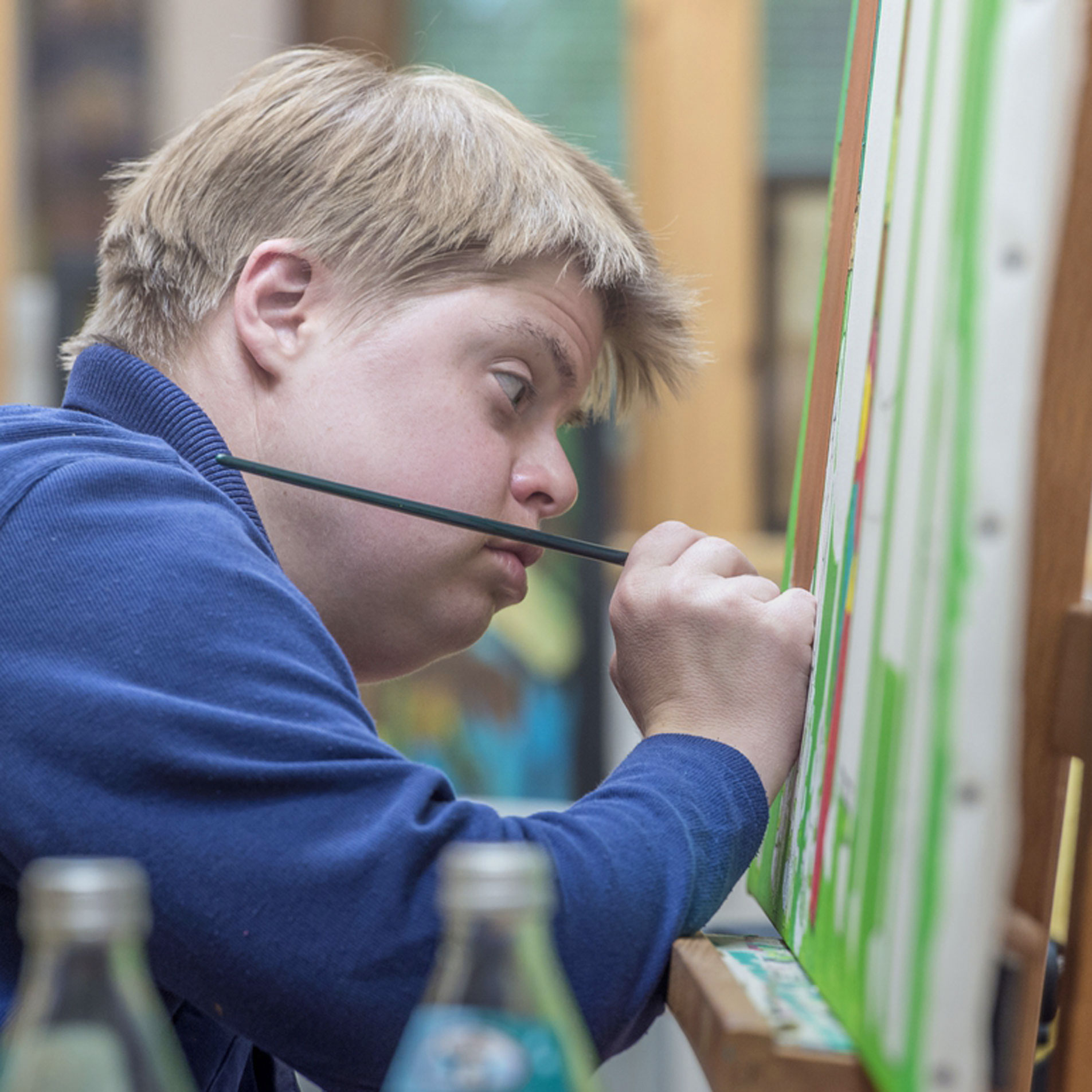 Ein Klient malt im Atelier