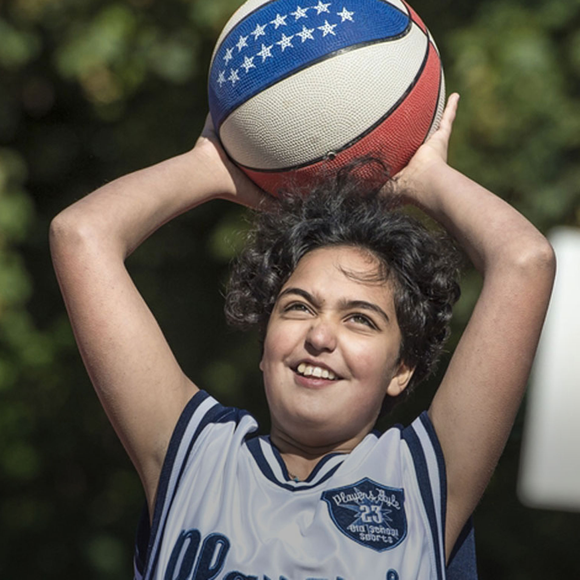 Ein Schüler der Otto-Steiner-Schule spielt Basketball 