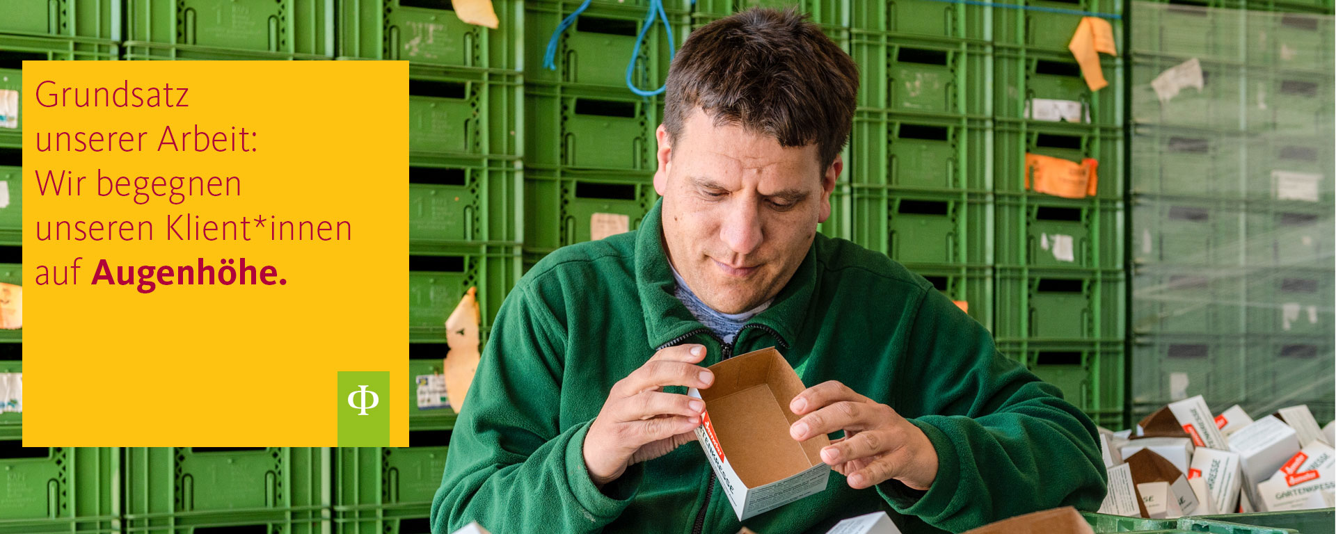 Ein Klient der Augustinum Gärtnerei Hollern faltet Verpackungsmaterial 