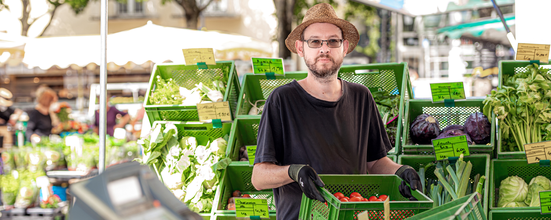 Ein Klient der Augustinum Gärtnerei Hollern verkauft Ware auf dem Markt