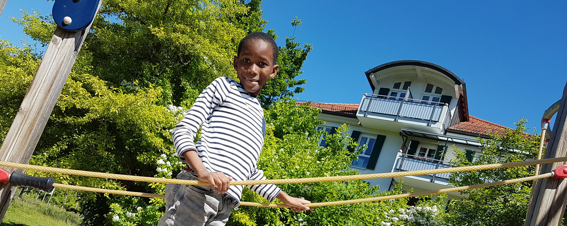 Schüler der Otto-Steiner-Schule auf einer Spielplatzbrücke