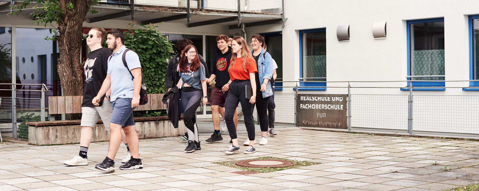 Schüler*innen der Samuel-Heinicke-Fachoberschule im Pausenhof