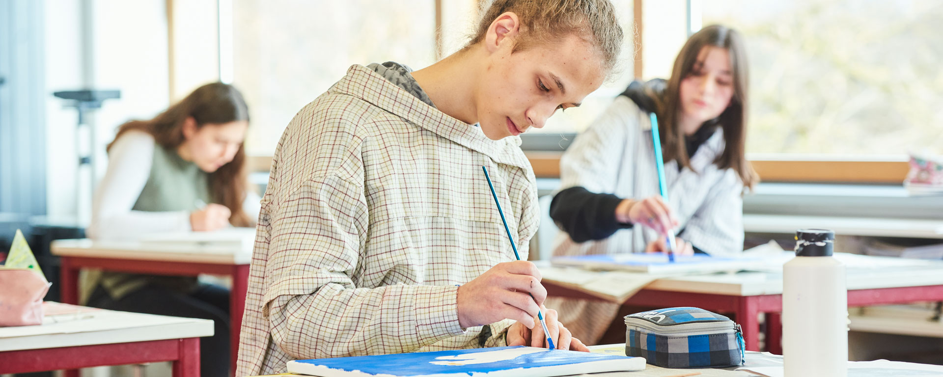 Ein Schüler der Samuel-Heinicke-Realschule malt im Kunstunterricht