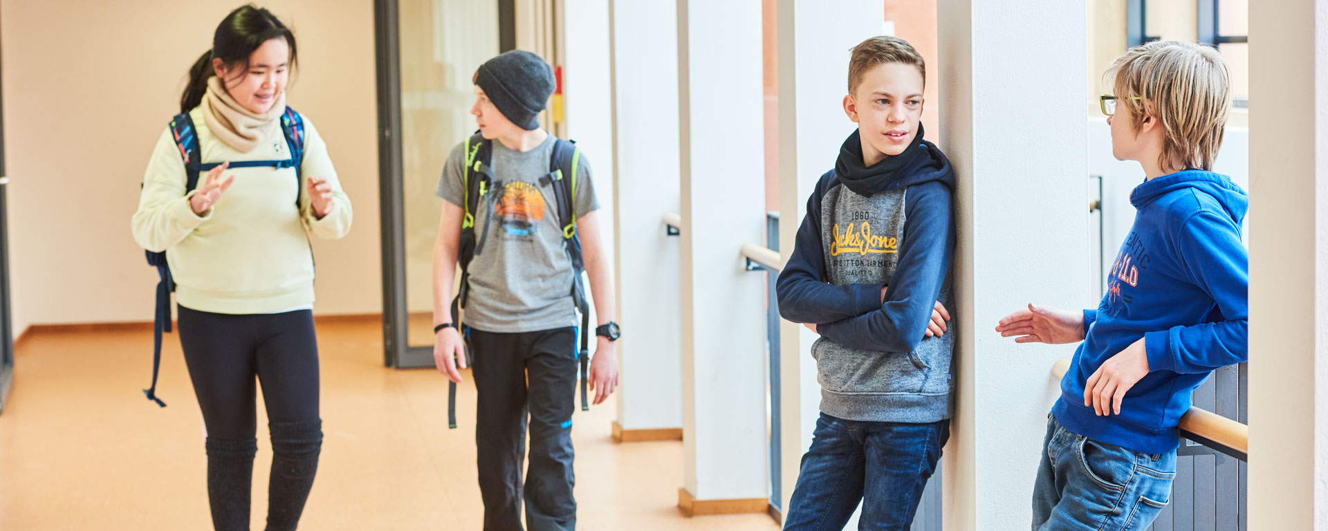 Schüler*innen der Samuel-Heinicke-Realschule unterhalten sich auf dem Flur
