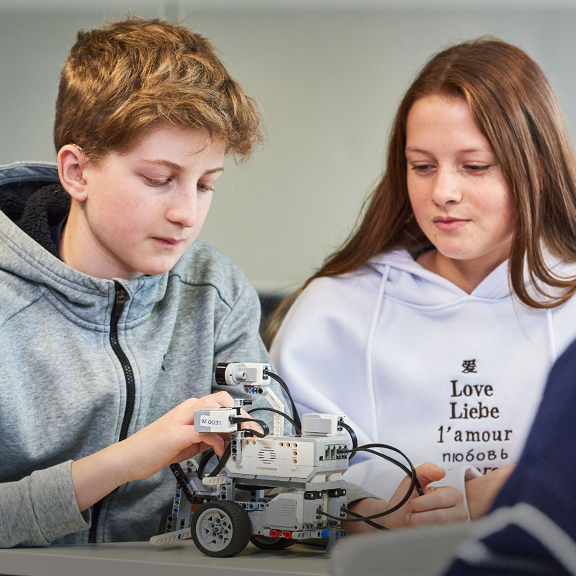 Zwei Schüler*innen im Robotik-Kurs