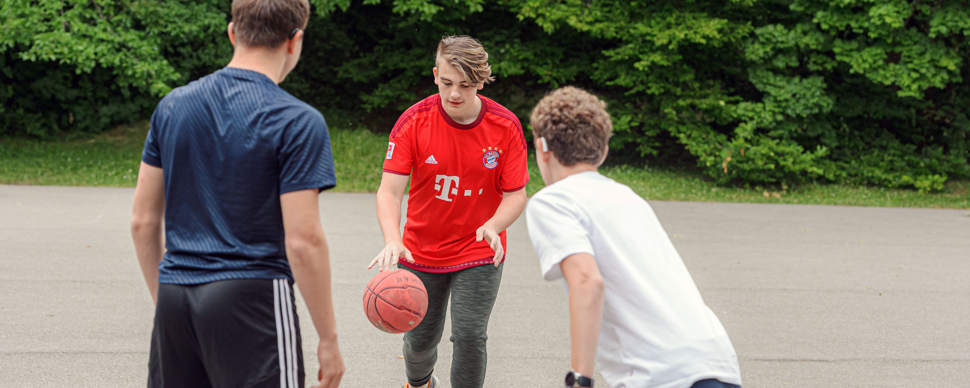 Drei Schüler der offenen Ganztagsschule spielen Basketball