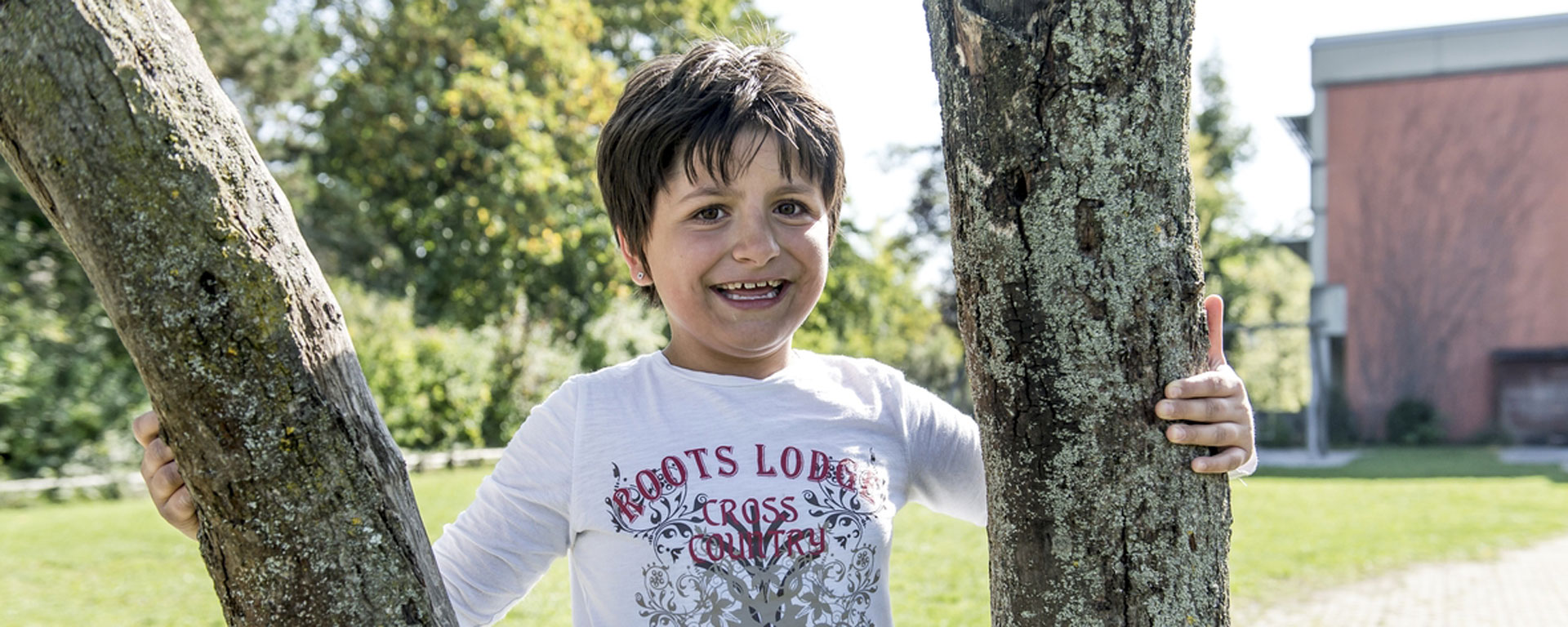 Ein glückliches Kind im Park der Augustinum Tagesstätten 