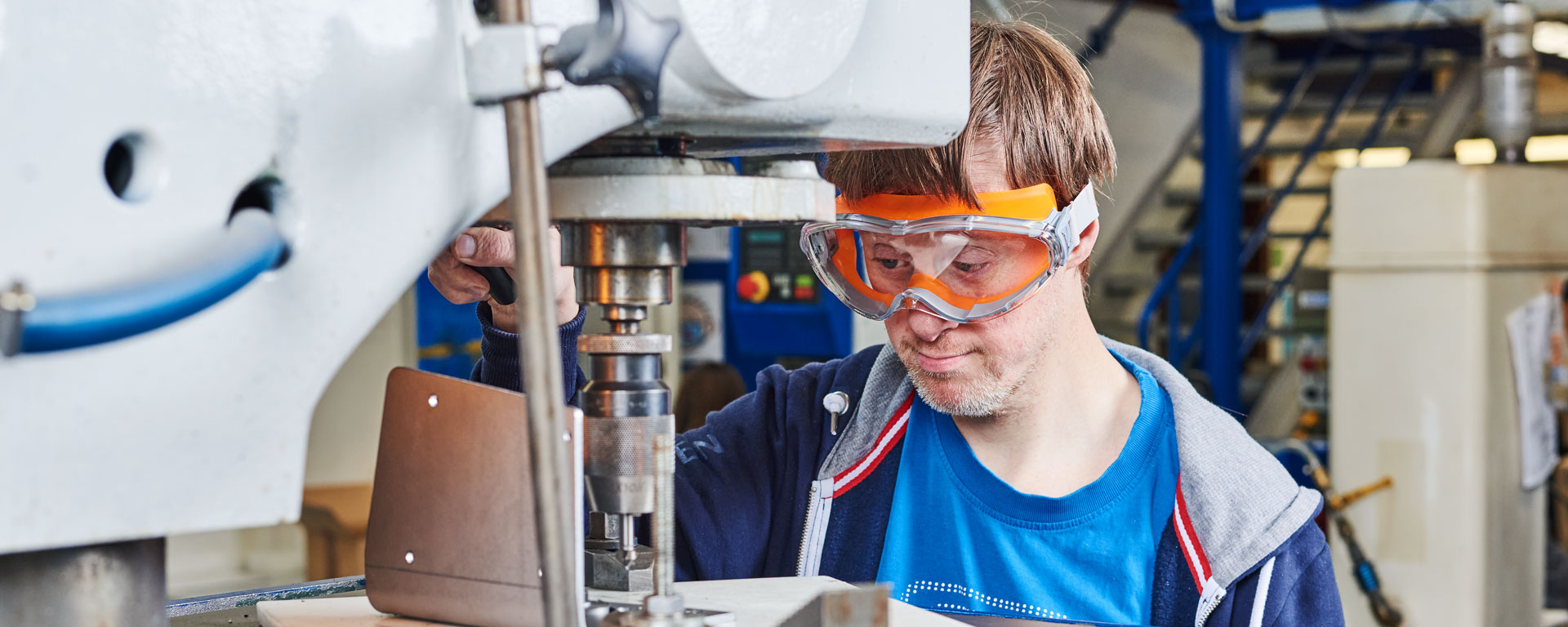 Ein Klient der Augustinum Werkstätten arbeitet im Metallverarbeitungsraum 