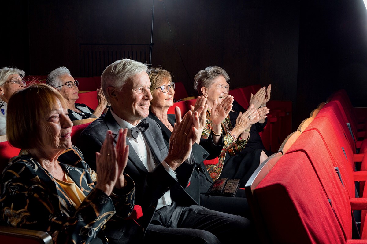 Senior*innen applaudieren in einem Theatersaal