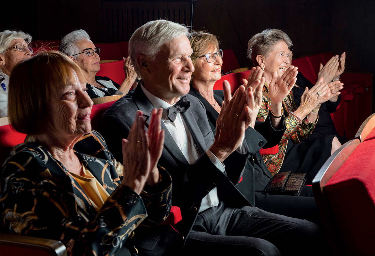 Senior*innen applaudieren in einem Theatersaal 