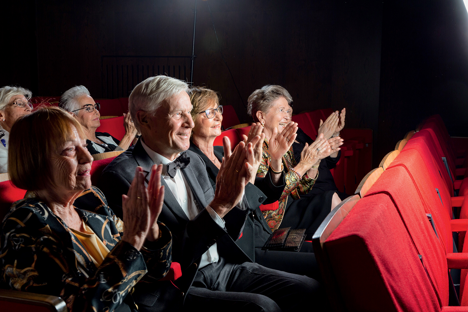 Senior*innen applaudieren in einem Theatersaal
