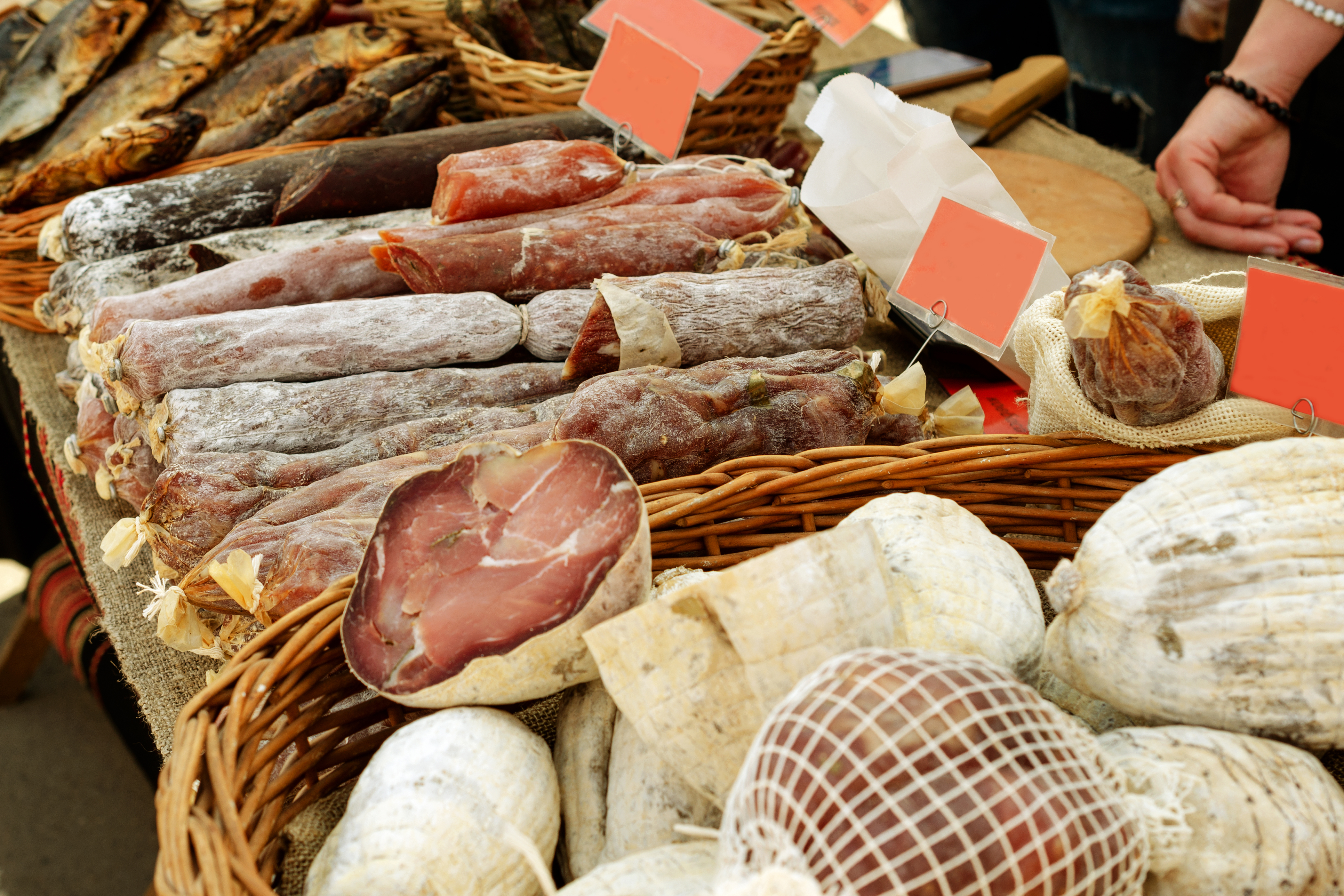 Auslage mit Wurst und Schinken