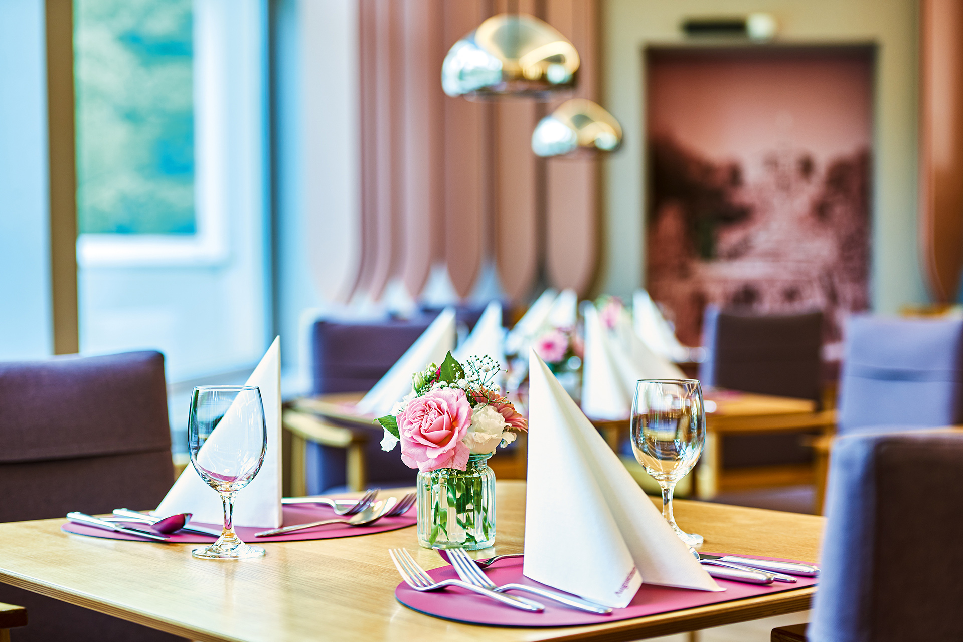 Ein gedeckter Holztisch in einem Restaurant 