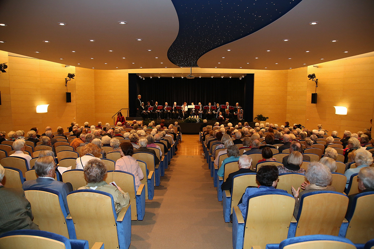 Senior*innen bei einem Konzert im Theatersaal des Augustinum München-Neufriedenheim