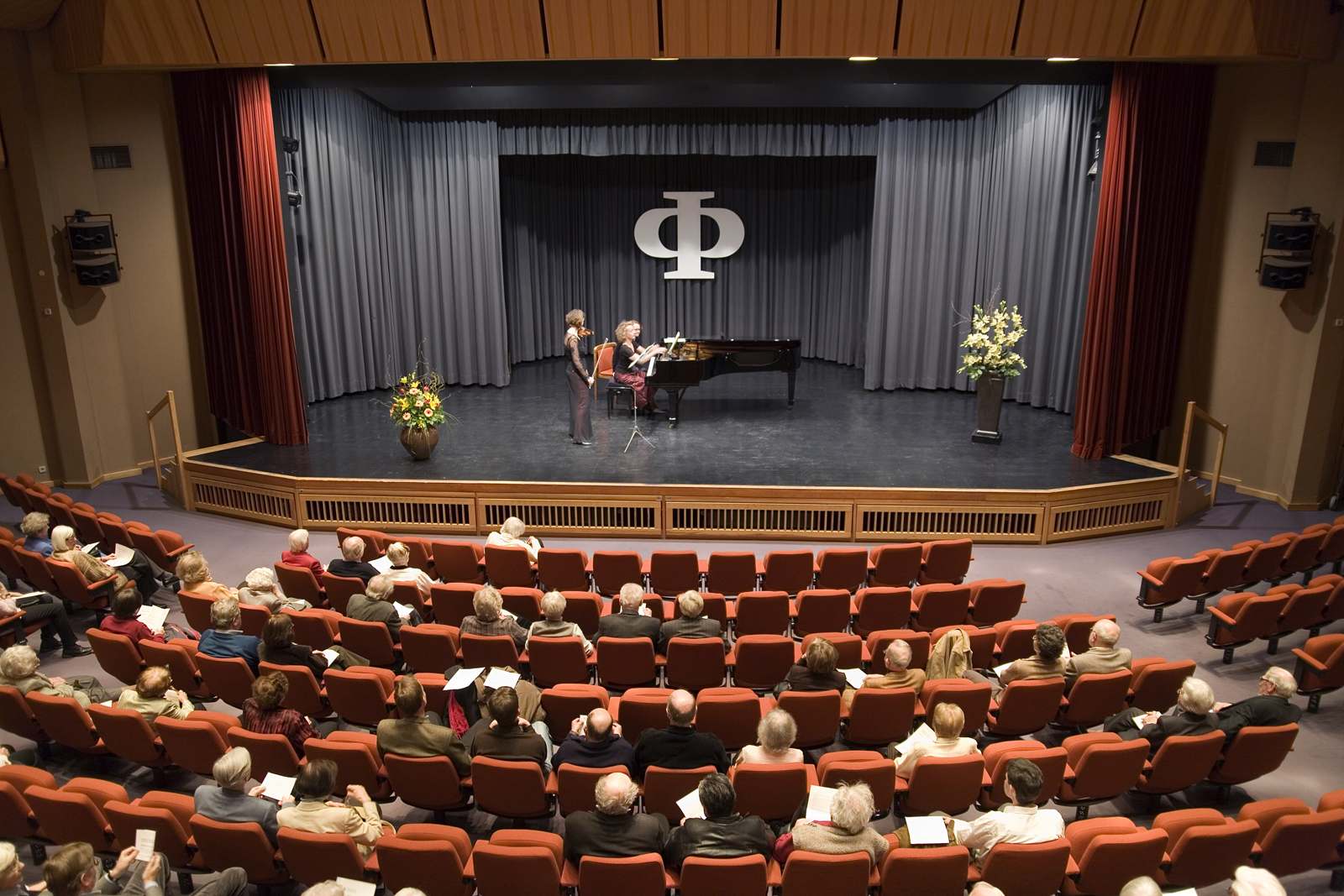 Eine Musikgruppe spielt auf der Bühne des Theatersaals des Augustinum
