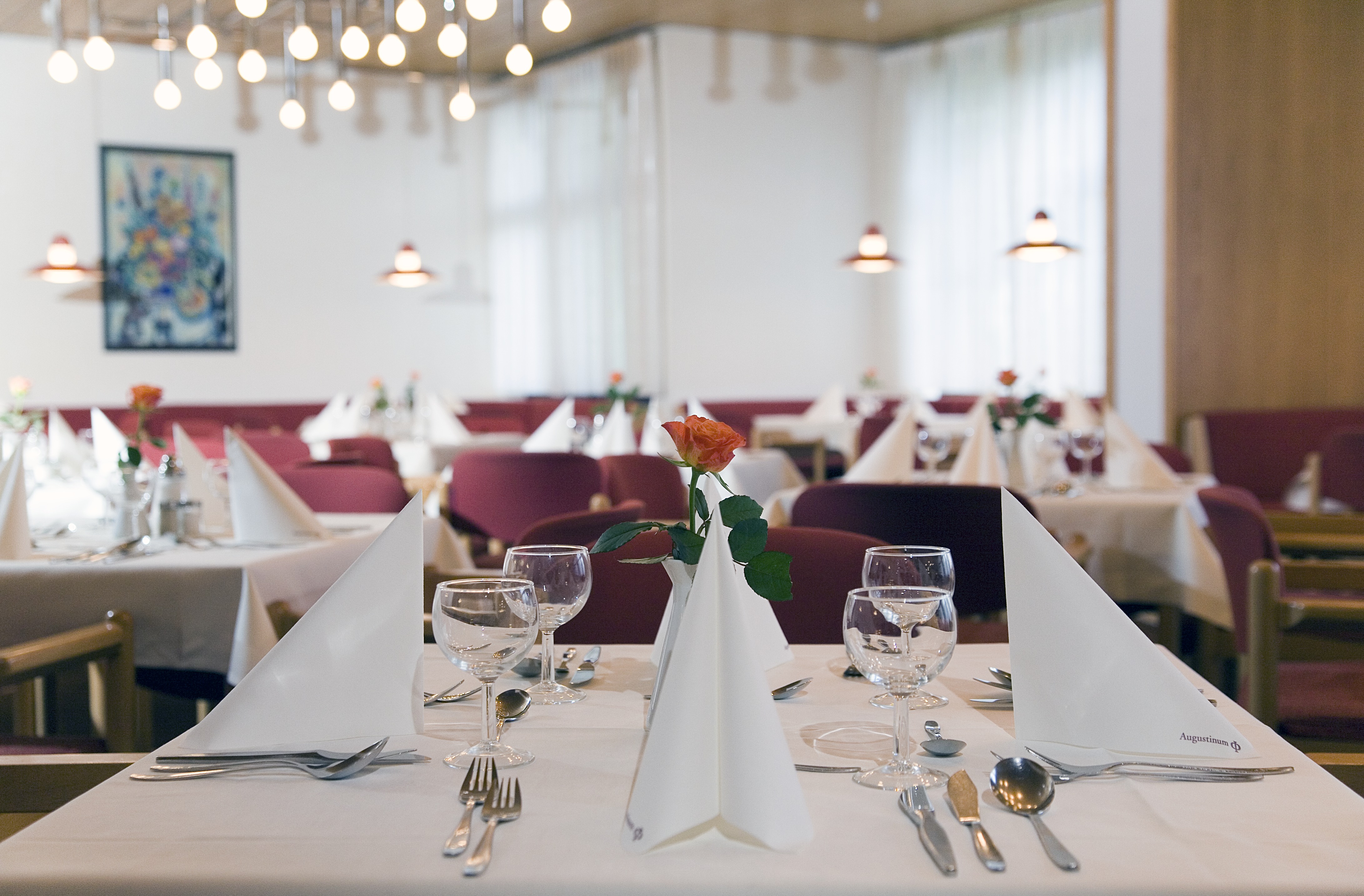 Gedeckte Tische in einem Restaurant