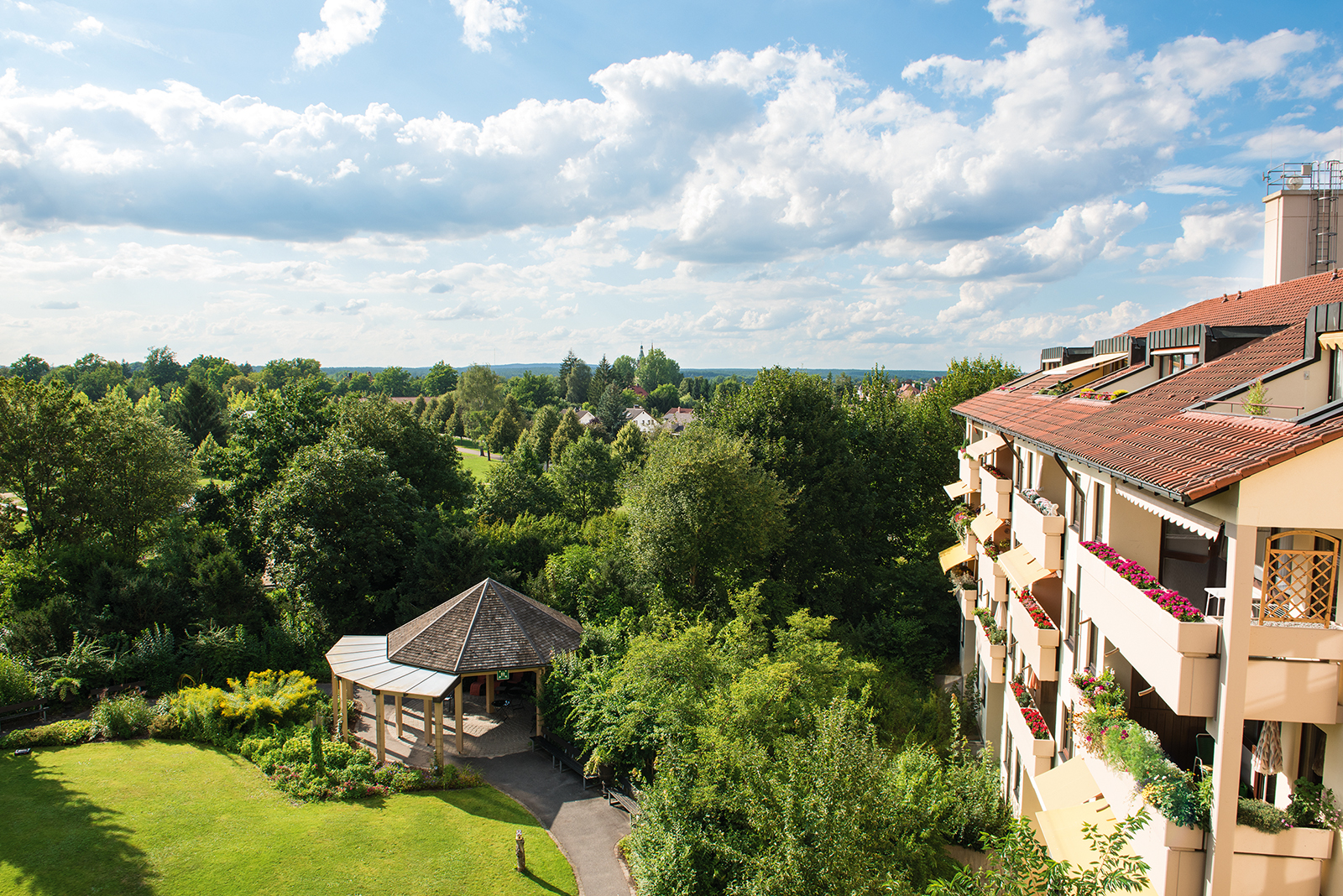 Gartenanlage und Bäume vor dem Augustinum Roth