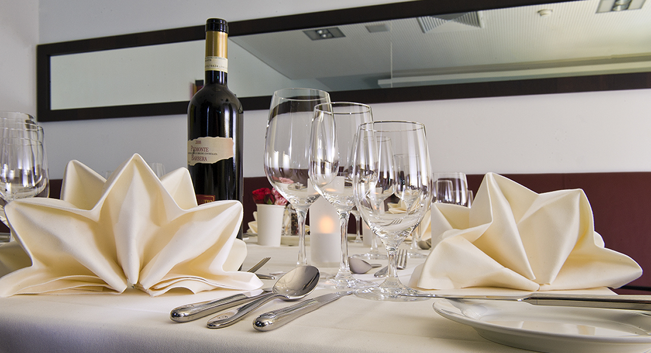 Ein gedeckter Tisch eines Restaurants