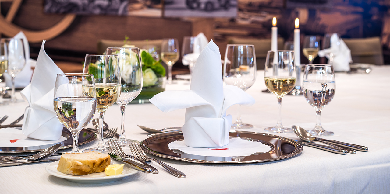 Ein gedeckter Tisch eines Restaurants