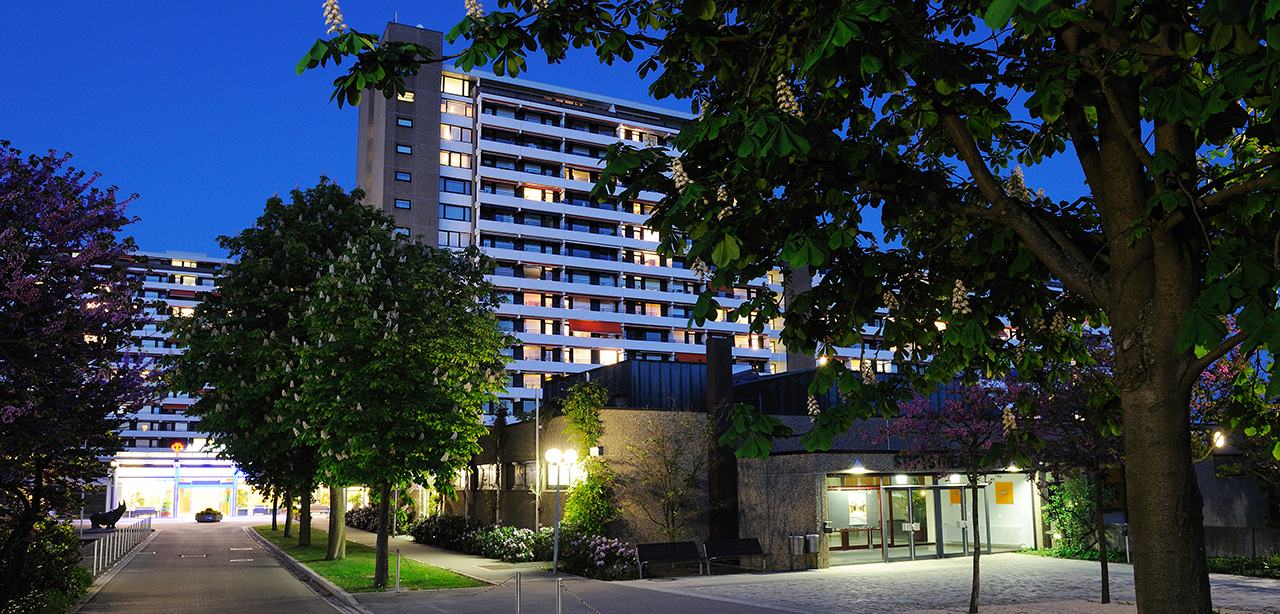 Eingang des Augustinum Stuttgart-Sillenbuch am Abend