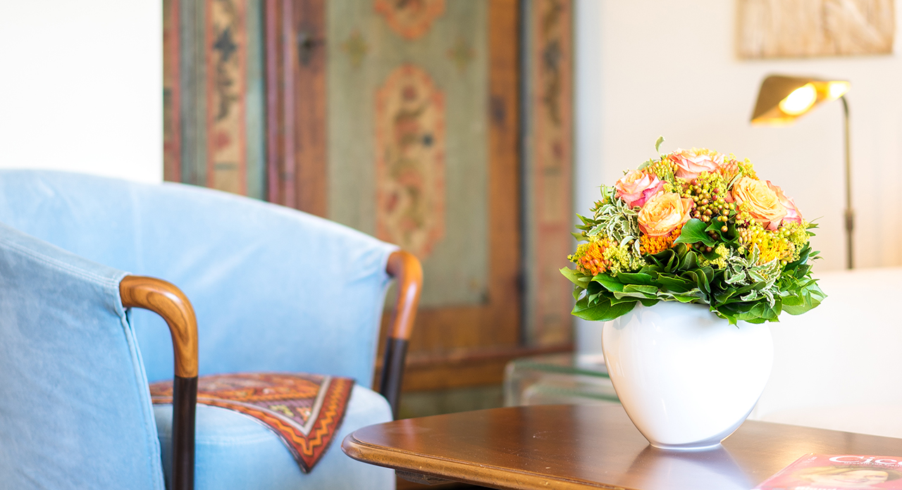 Blumenstrauß auf dem Tisch einer Wohnung im Augustinum
